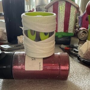 Mummy Eyes Halloween Wallflower